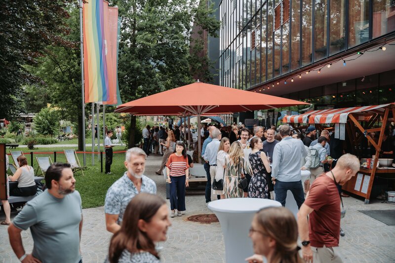 event-homecoming-besucherinnen-eingangsbereich-totale-2025 | © FH Kufstein Tirol Besucher:innen des Homecomings 2025 vor dem Eingangsbereich der FH Kufstein Tirol. | © FH Kufstein Tirol