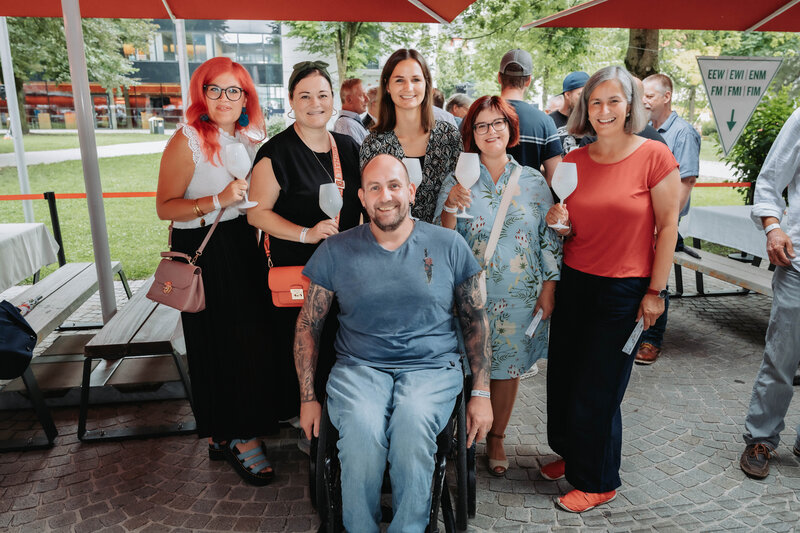 event-homecoming-angestellte-aussenbereich-2025 | © FH Kufstein Tirol Mitarbeitende der FH Kufstein Tirol posieren im Außenbereich des HomeComing-Events für ein Foto. | © FH Kufstein Tirol