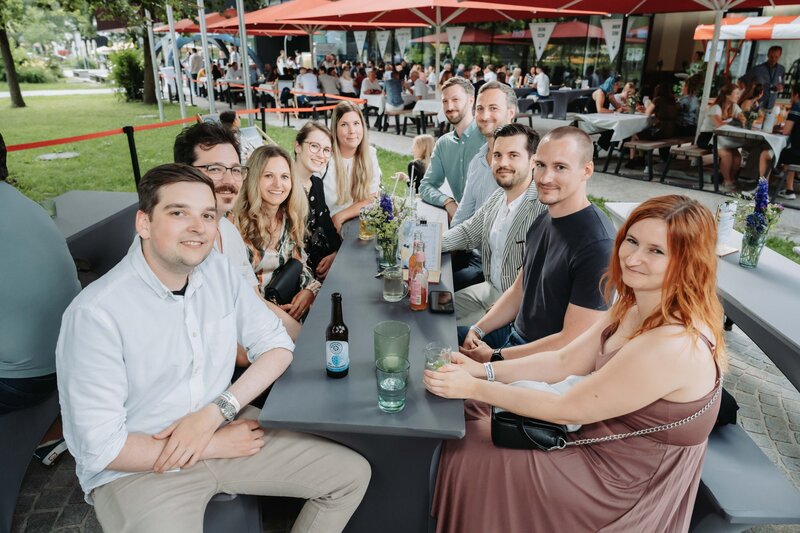 event-homecoming-besucherinnen-gruppe-tischbereich-2025 | © FH Kufstein Tirol Homecoming-Besucher:innen genießen die Atmosphäre und posieren für Schnappschüsse. | © FH Kufstein Tirol