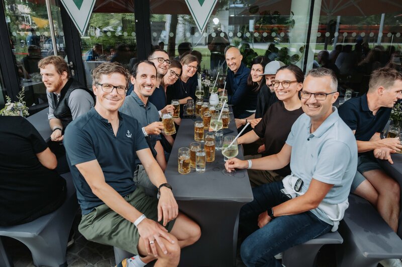 event-homecoming-besucherinnen-tischbereich-2025 | © FH Kufstein Tirol Homecoming-Besucher:innen unterbrechen ihr Gespräch für einen gemeinsamen Schnappschuss. | © FH Kufstein Tirol