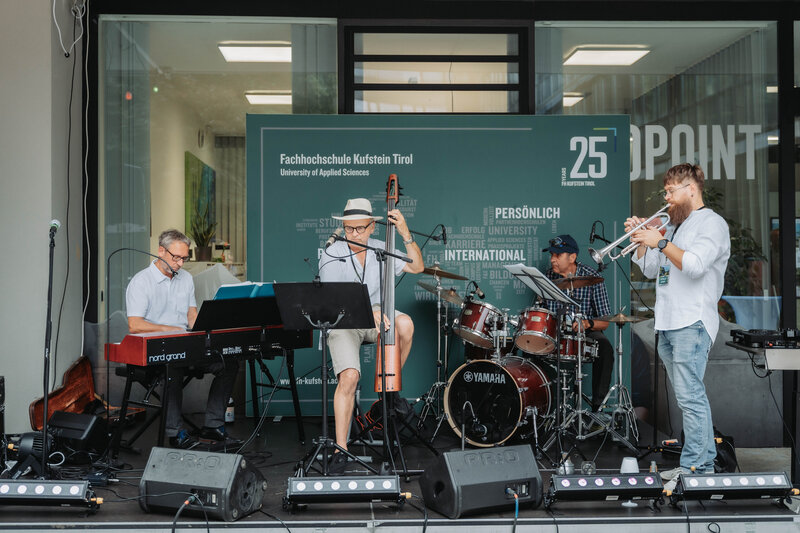 event-homecoming-fh-band-aussenbereich-2025 | © FH Kufstein Tirol Die FH-Band sorgte für eine stimmungsvolle musikalische Untermalung beim HomeComing. | © FH Kufstein Tirol