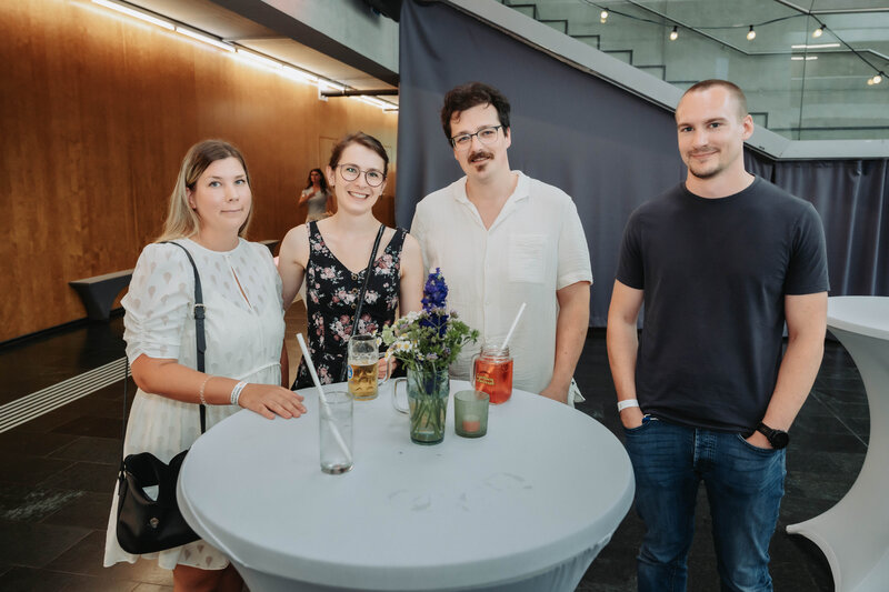 event-homecoming-gaeste-aula-2025 | © FH Kufstein Tirol HomeComing-Gäste stellen sich lächelnd für das Foto auf. | © FH Kufstein Tirol