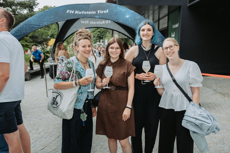 event-homecoming-gaestegruppe-eingangsbereich-2025 | © FH Kufstein Tirol Gäst:innen genießen einen Aperitif im Eingangsbereich der FH Kufstein Tirol. | © FH Kufstein Tirol