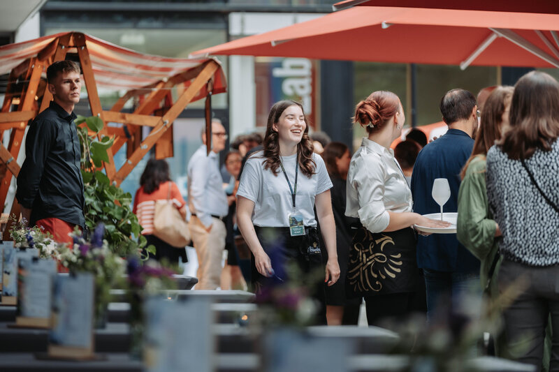 event-homecoming-gruppe-eventbereich-2025 | © FH Kufstein Tirol Schnappschuss von Besucher:innen des HomeComings 2025. | © FH Kufstein Tirol