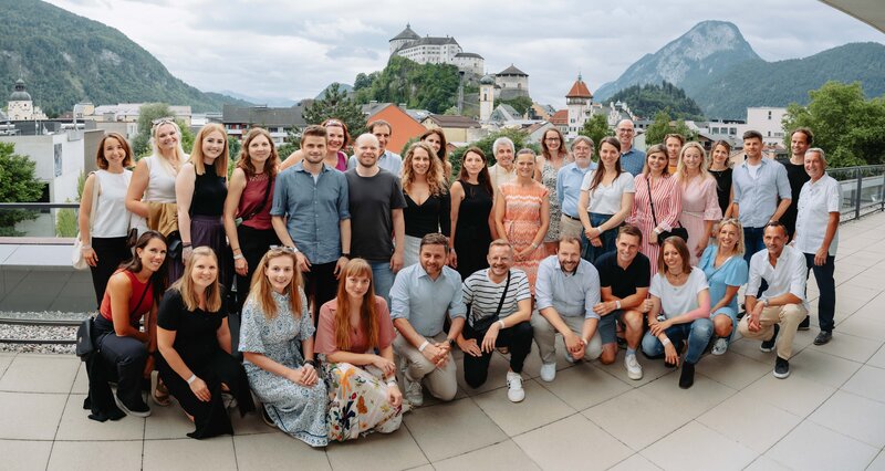 event-homecoming-gruppenfoto-dachterrasse-2025 | © FH Kufstein Tirol HomeComing-Gäste genießen den Moment, während sie für ein Bild innehalten. | © FH Kufstein Tirol