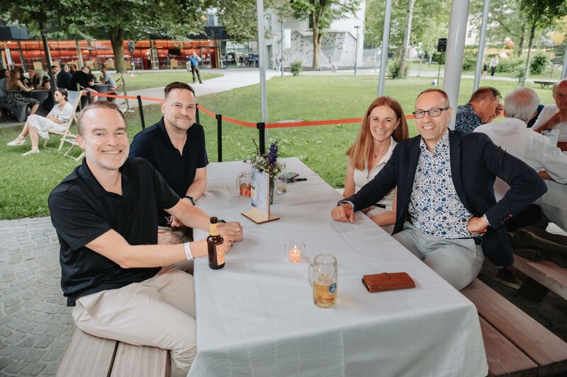 event-homecoming-lehrende-tischbereich-2025 | © FH Kufstein Tirol Teilnehmer:innen posieren für ein Foto am Homecoming-Event. | © FH Kufstein Tirol