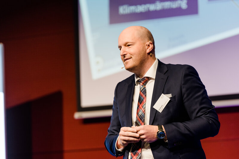Ein Vortragender hält eine Präsentation im Veranstaltungsraum der FH Kufstein Tirol. | © FH Kufstein Tirol