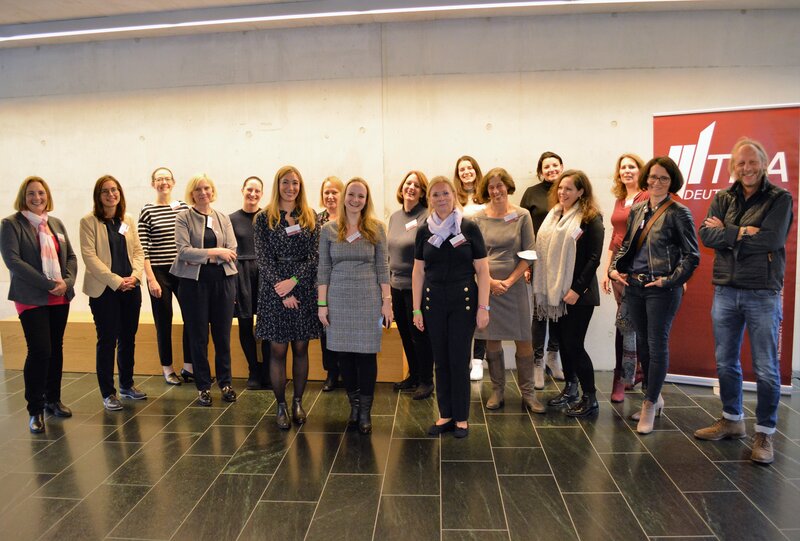 Ein Gruppenfoto der Teilnehmenden des Internationalen Symposiums zur Restrukturierung | © FH Kufstein Tirol