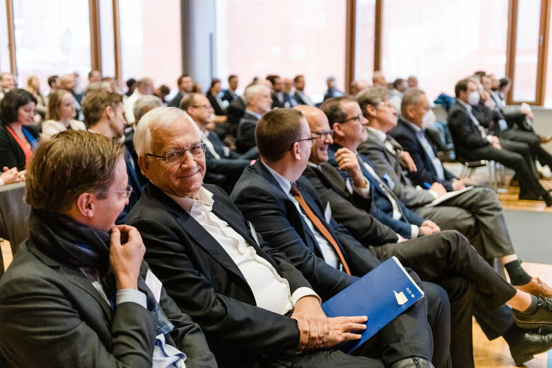 Teilnehmer des Internationalen Symposiums zur Restrukturierung hören den Vortragenden aufmerksam zu. | © FH Kufstein Tirol