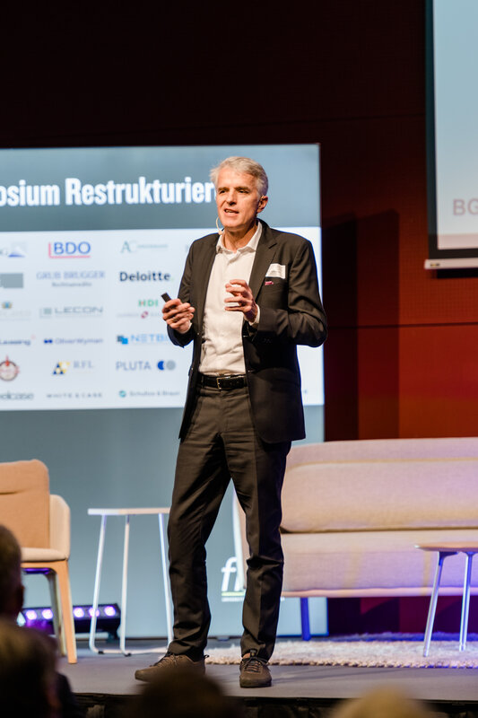 Ein Vortragender hält eine Präsentation im Veranstaltungsraum der FH Kufstein Tirol. | © FH Kufstein Tirol
