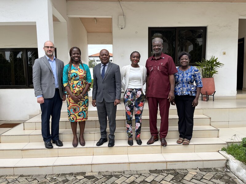Gruppenfoto von Professor Marc Romanelli (links) und Kolleg:innen der Partnerhochschule der University of Ghana.