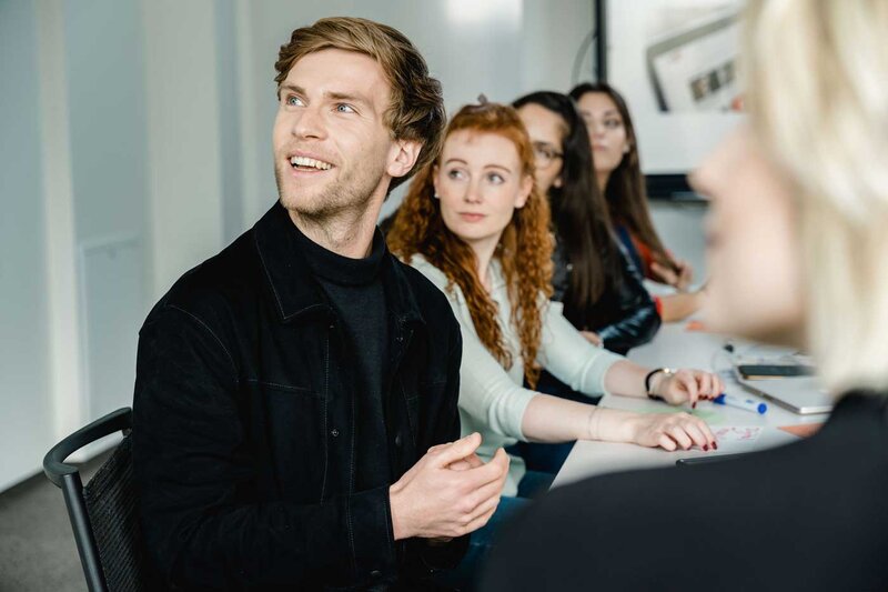 Studierende der FH Kufstein Tirol in einem Seminarraum während einer Lehrveranstaltung
