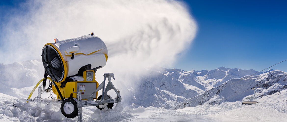Intelligente Skipiste | © Adobe.Stock.Gerold H. Waldhart Eine Schneekanone in Betrieb auf einer sonnenbeschienenen Skipiste. | © Adobe.Stock.Gerold H. Waldhart