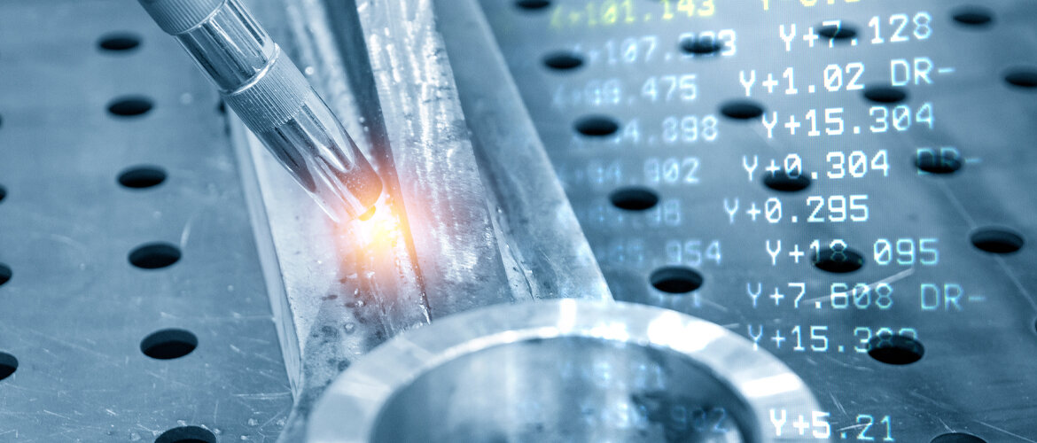 Ein Schweißgerät im Einsatz, um einen Verbindungspunkt zwischen Metallstücken zu erstellen | © AdobeStock.Pixel_B