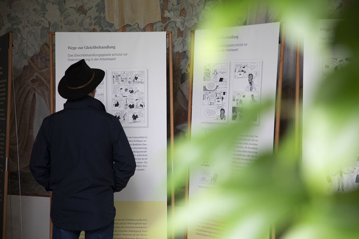 Ausstellungsbild Tiroler Volkskundemuseum | © Tiroler Volkskundemuseum.Maria_Kirchner Blick in die Ausstellung „Wege zur Gleichbehandlung“ im Tiroler Volkskunstmuseum. | © Tiroler Volkskundemuseum.Maria_Kirchner