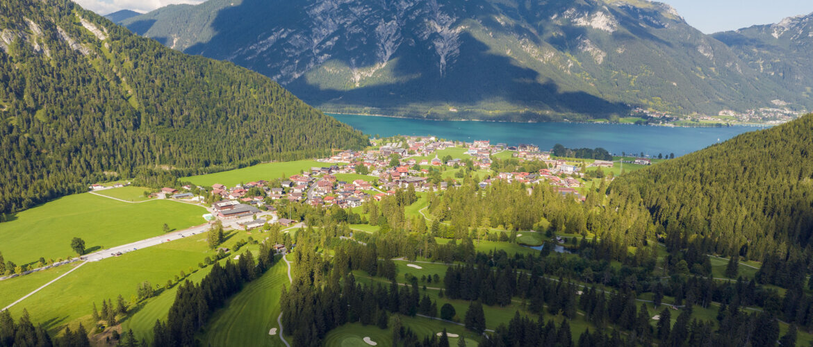 Leuchtturmprojekt_Digitalisierung_Tourismus | © Achensee Tourismus Eine Überischt von Pertisau am Achensee, in der Häuser, Berge und der Achensee selbst zu sehen sind. | © Achensee Tourismus