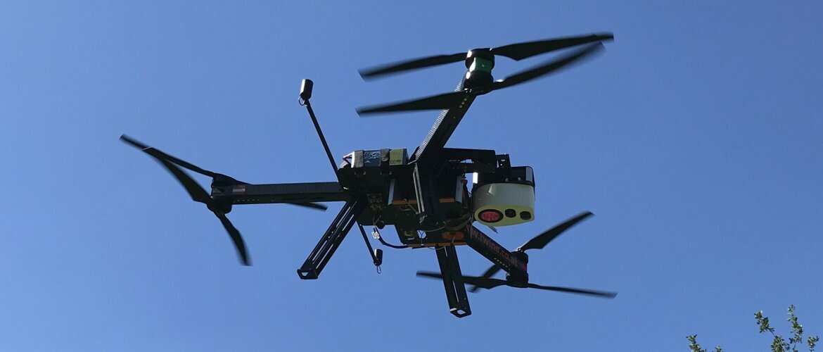 Specdrone | © Twins Eine Drohne ist mitten im Flug, und im Hintergrund sieht man einen klaren blauen Himmel. | © Twins