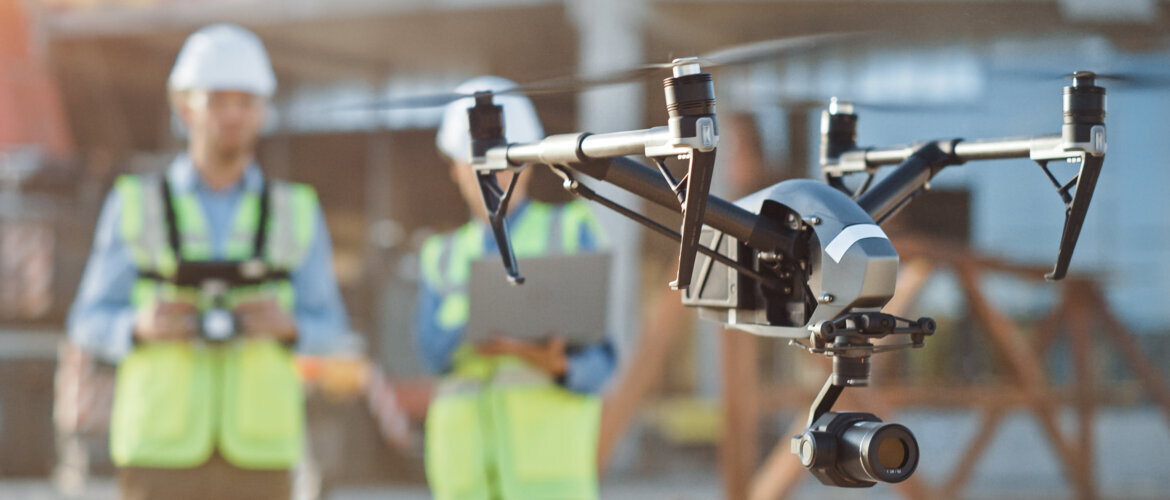 Drones4Vet | © Gorodenkoff Productions OU Eine Drohne ist mit einer Kamera ausgestattet und fliegt, während man im Hintergrund die Benutzer sehen kann. | © Gorodenkoff Productions OU
