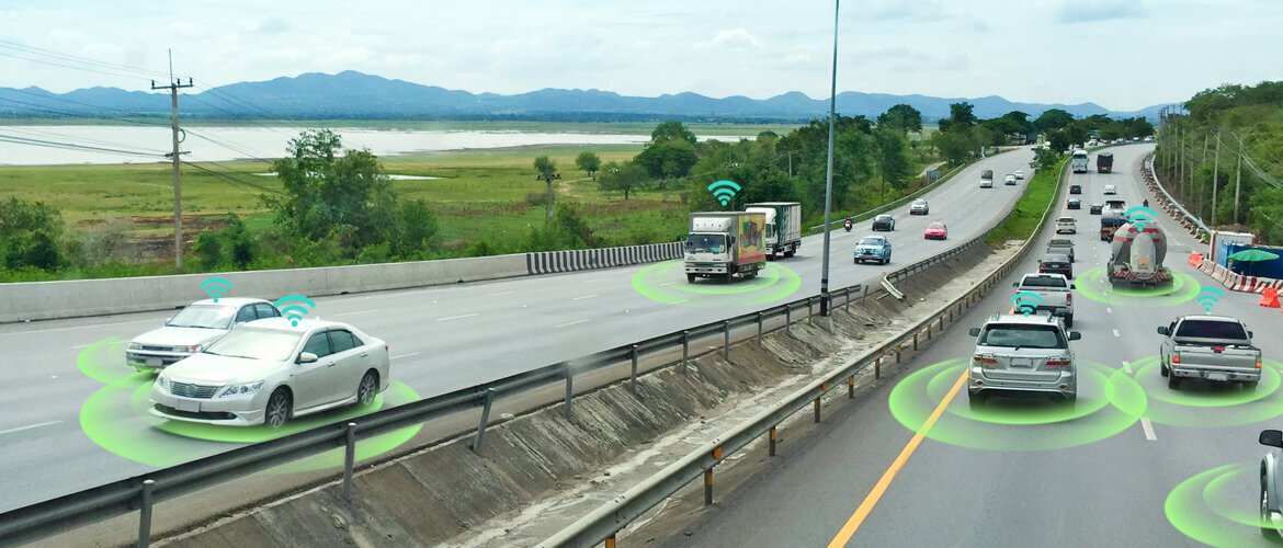 Almonda | © AdobeStock.AkaratPhasura Das Bild zeigt eine Autobahn mit vielen Fahrzeugen. Autos und Lastwagen sind von einem grünen Kreis mit einer cyanfarbenen Umrandung umgeben, was auf digital hinzugefügte Sensorerkennungszonen für fortschrittliche Fahrerassistenzsysteme hinweist. | © AdobeStock.AkaratPhasura