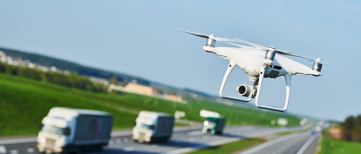 Eine Drohne ist im Flug und verwendet ihre Kamera, um den Verkehr einer Straße aufzunehmen. | © AdobeStock.Kadmy
