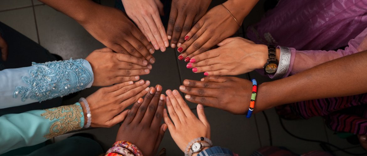 4OneAnother | © AdobeStock.lightscience Mehrere Hände unterschiedlicher Hautfarben berühren sich an den Fingerspitzen und bilden einen Kreis. | © AdobeStock.lightscience