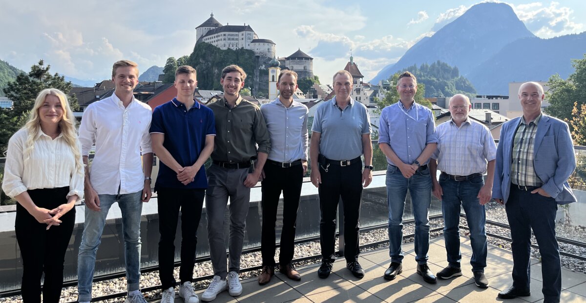 praxisprojekt_infraserv | © FH Kufstein Tirol Gruppe Studierender und Projektverantwortliche auf der Dachterrasse der FH Kufstein Tirol mit Blick auf die Festung. | © FH Kufstein Tirol
