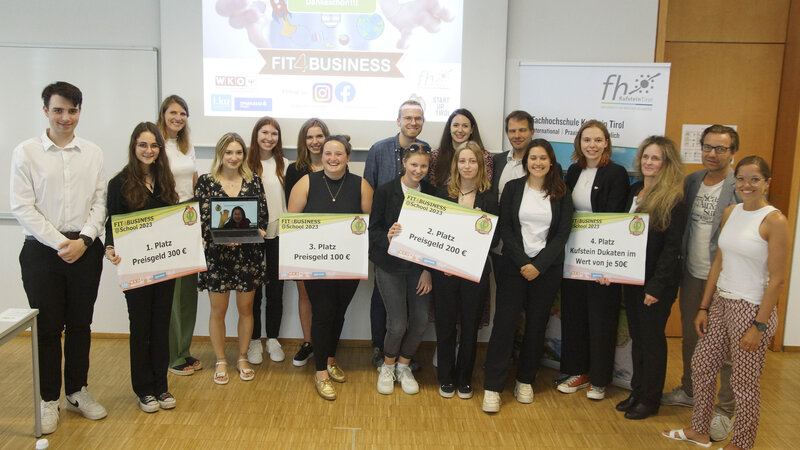 Schüler:innen und Coaches mit Zertifikaten in einem Seminarraum der FH Kufstein Tirol. | © FH Kufstein Tirol