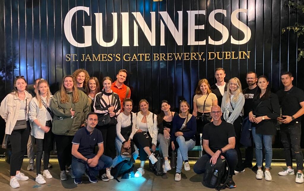 studienreise_dublin_2023 | © FH Kufstein Tirol Gruppe von Studierenden im Guiness Warehouse Store in Dublin. | © FH Kufstein Tirol