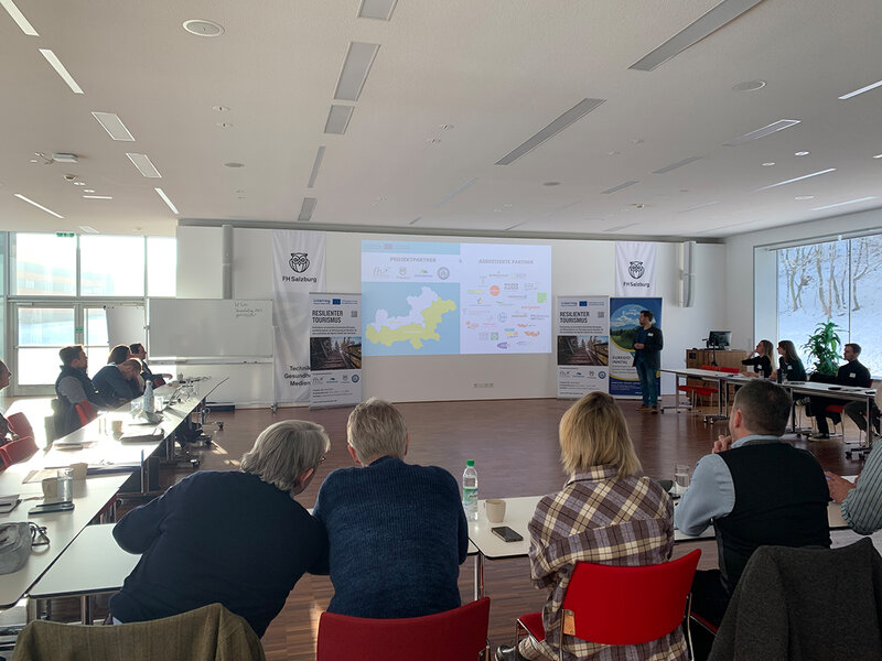 Teilnehmer:innen während der Präsentation | © FH Kufstein Tirol