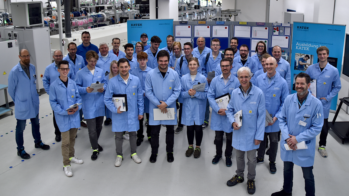 Die Erfahrungsgruppe in blauen Kitteln in der Produktionshalle. | © FH Kufstein Tirol