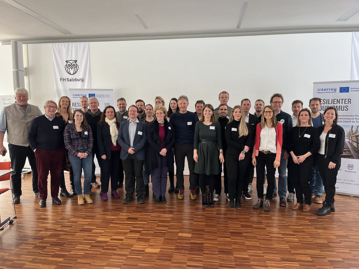 start_interreg_resilienter_tourismus | © FH Salzburg Die Teilnehmen in einem Seminarraum der FH Salzburg. | © FH Salzburg