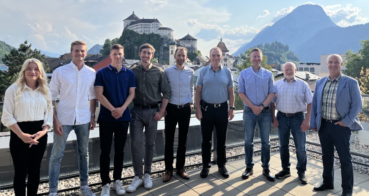 Gruppenbild_Praxisprojekt_InfraServ | © FH Kufstein Tirol Gruppe von Studierender auf der Dachterrasse der FH Kufstein Tirol mit Blick auf die Festung. | © FH Kufstein Tirol