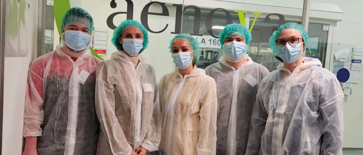 Studierende-FH-Kufstein-Tirol-Einsatz-Aenova | © FH Kufstein Tirol Studierende des Masterstudiengangs ERP-Systeme & Geschäftsprozessmanagement der FH Kufstein Tirol arbeiten im Herbst 2023 an einer Lösung für die Kapazitätsplanung des Pharma- und Gesundheitsproduktherstellers Aenova. | © FH Kufstein Tirol