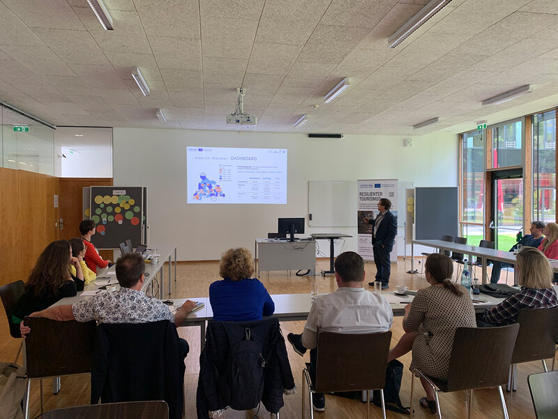Vortragender steht vor den Teilnehmer:innen und erklärt die Präsentation | © FH Kufstein Tirol