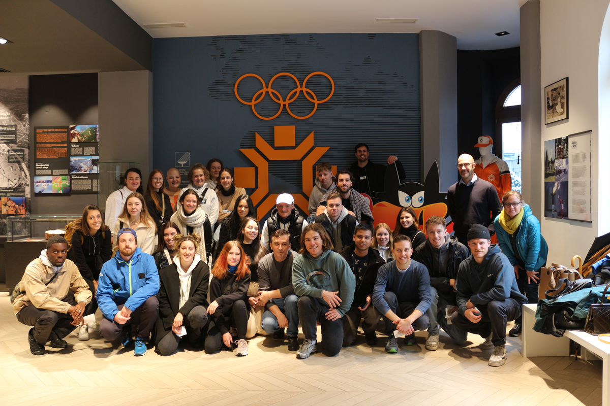 Studienreise_Sarajevo_2024 | © FH Kufstein Tirol Die Gruppe Studierende an einem der Austragungsorte der olympischen Winterspiele 1984. | © FH Kufstein Tirol