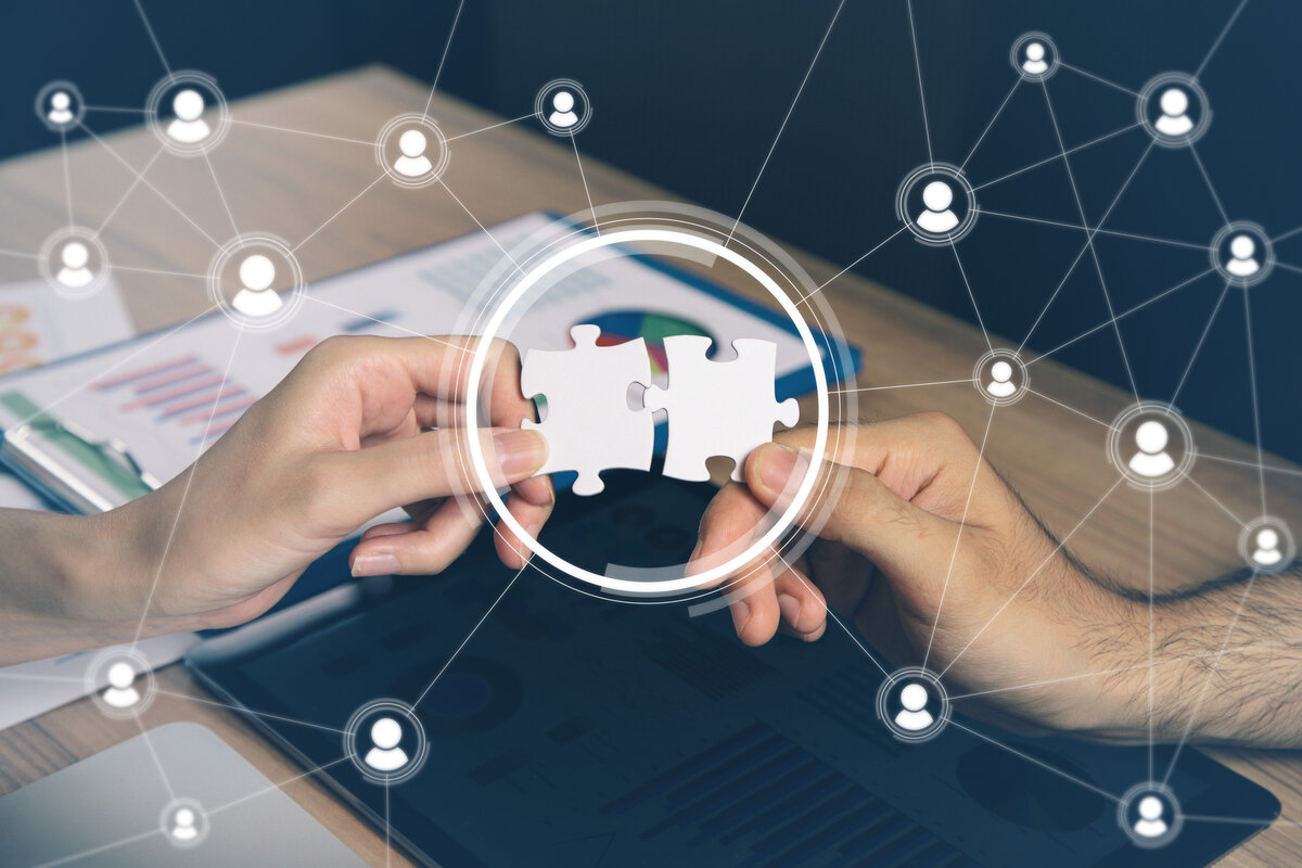 Gewollte-Fluktuation-Integration-Unternehmen | © Adobe Stock - metamorworks Hände verbinden Puzzleteile mit digitalem Netzwerk-Overlay. | © Adobe Stock - metamorworks
