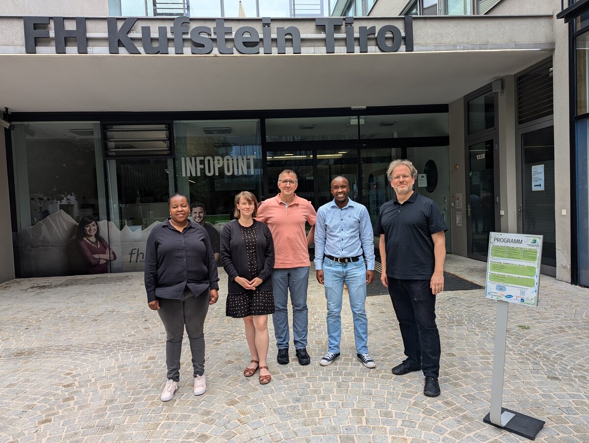 Projektteam_AfricaUniNet_FH_Kufstein | © FH Kufstein Tirol Das Bild zeigt Seroala Tsoeu-Ntokoane, Miriam Lettner, Robert Fröhler, Retselisitsoe Thamae und Christian Huber. | © FH Kufstein Tirol