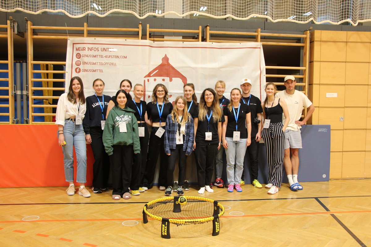 Studierende und Volunteers beim Roundnetcup in der Sporthalle Kufstein. 