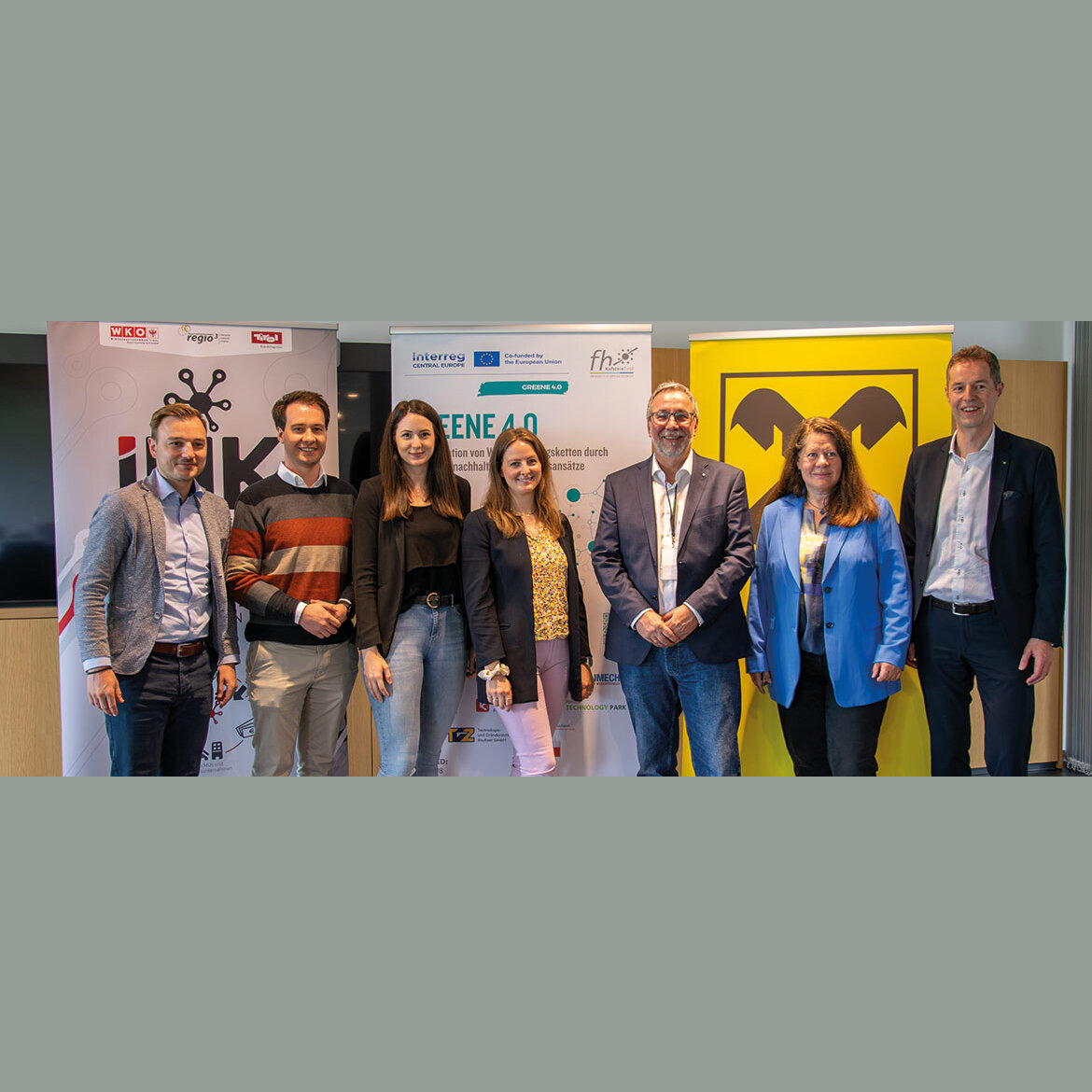 Webbild Greene 4.0 Workshop für Unternehmen im Wandel | © Raiffeisenbank Kitzbühel – St. Johann Beteiligte stehen vor einem Roll-up | © Raiffeisenbank Kitzbühel – St. Johann
