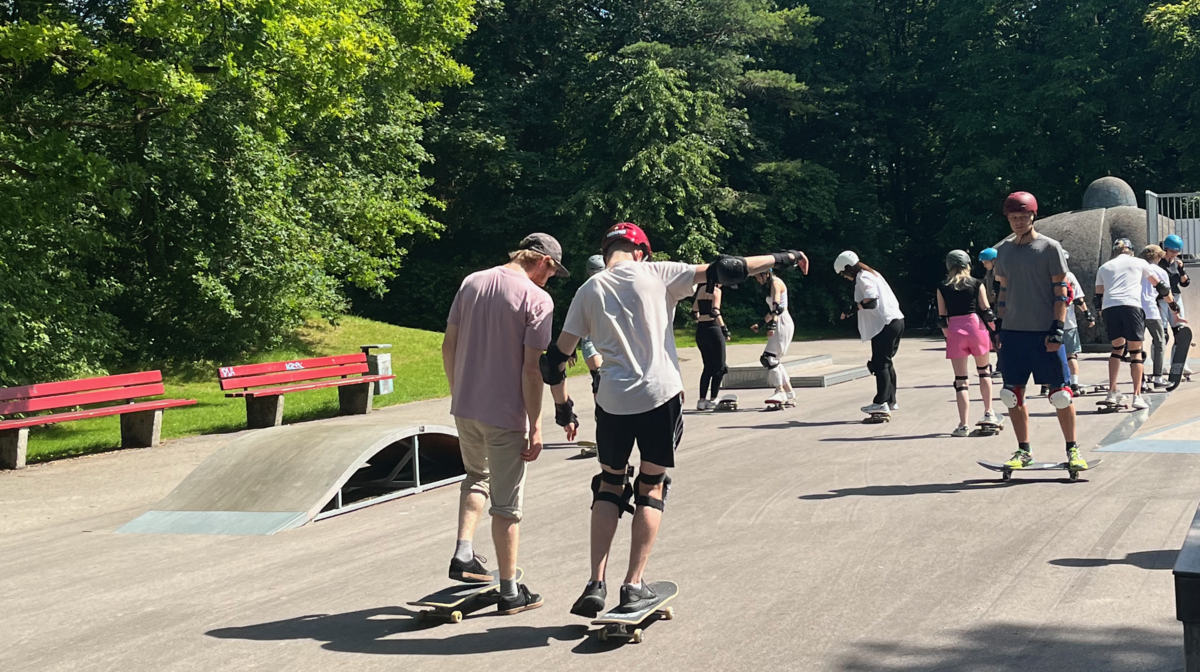 Studierende der FH Kufstein Tirol im Skatepark von HIGH FIVE e.V., der Straßensportarten zur Unterstützung marginalisierter Jugendlicher nutzt. | © FH Kufstein Tirol