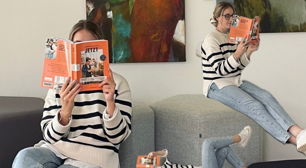 kubi-Instagram-Kanal-Updates-Bibliothek | © FH Kufstein Tirol Personen lesen Magazine auf Polstermöbeln. | © FH Kufstein Tirol