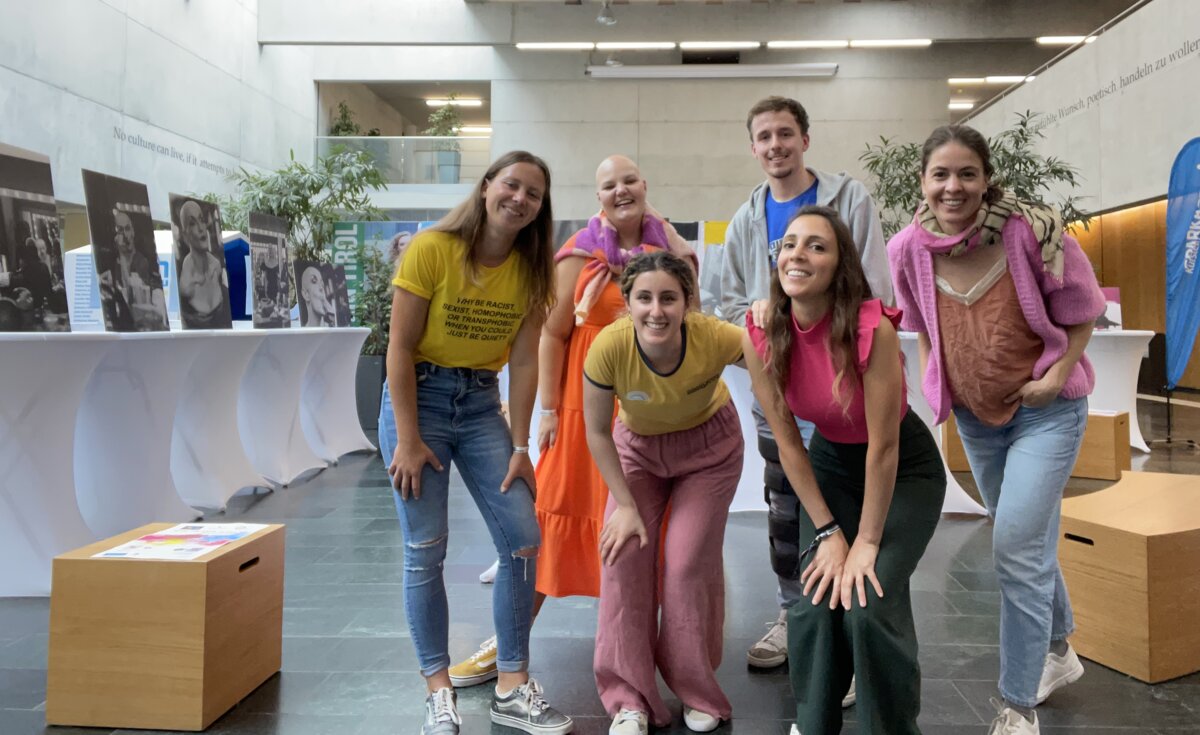 Q+You Projektteam bei der Eröffnung der Kunst- und Fotografieausstellung an der FH Kufstein Tirol, zeigt Teamarbeit und kulturelles Engagement. | © FH Kufstein Tirol