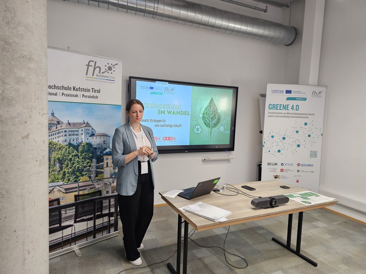Selina-Maria Schiller, Projektmanagerin von GREENE 4.0, präsentiert das Netzwerk B2GreenHub beim Workshop in Kufstein. | © FH Kufstein Tirol