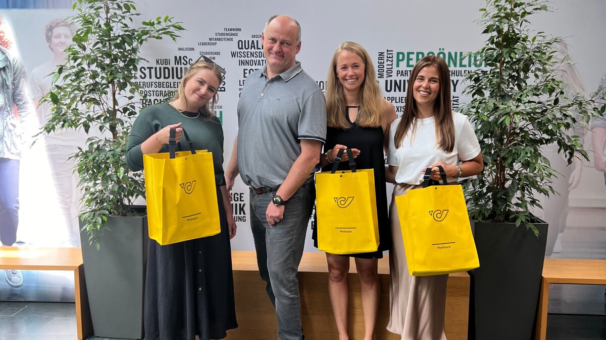 FH-Kufstein-Tirol-Studierende-Wettbewerb | © FH Kufstein Tirol Studierende der FH Kufstein Tirol halten Auszeichnungstaschen nach dem Gewinn eines nationalen Wettbewerbs. | © FH Kufstein Tirol