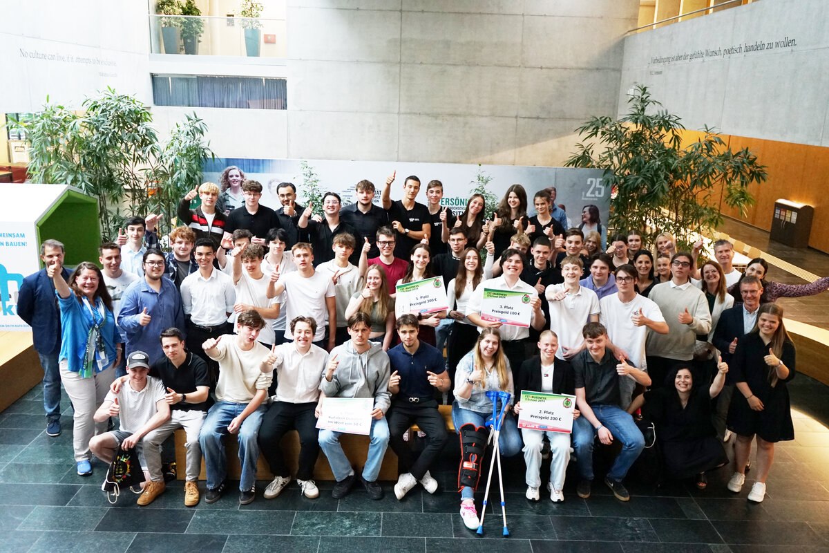 Fit4Business-School-2024-Finale-FH-Kufstein-Tirol | © FH Kufstein Tirol Großes Finale des Fit4Business@School 2024 an der FH Kufstein Tirol mit rund 60 Schüler:innen der TFBS Kufstein und der HLW Kufstein. | © FH Kufstein Tirol