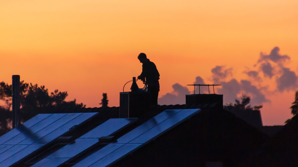 Evaluierung-erp-Software-Rauchfangkehrerinnen-Tirol | © AdobeStock.OlafGedanitz Rauchfangkehrer auf einem Dach mit Sonnenuntergang im Hintergrund. | © AdobeStock.OlafGedanitz