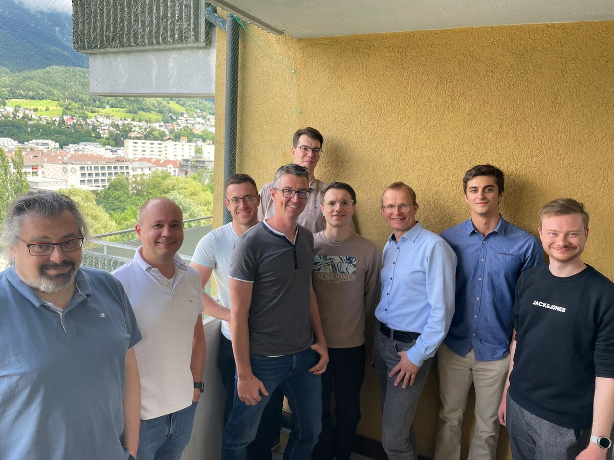 Team-entwickelt-App-FH-Kufstein-Tirol | © FH Kufstein Tirol Christian Fremgen, Sebastian Schretter, Daniel Hetzenauer, Reto Krummenacher, David Petry, Christopher Hutter, Karsten Böhm, Theologos Grylis und Michael Fössinger von der FH Kufstein Tirol entwickelten gemeinsam eine neue App. | © FH Kufstein Tirol