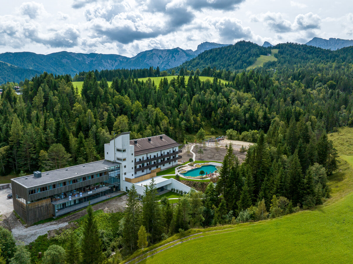 Aussenansicht-Das-Steinberg-Neubau-Gartenteich-Marketing | © Das Steinberg Immobilien und Betriebs GmbH Außenansicht der Location Das Steinberg mit Altbau, Neubau und Gartenteich, für das Studierende ein ganzheitliches Marketing-Konzept entwickelten. | © Das Steinberg Immobilien und Betriebs GmbH