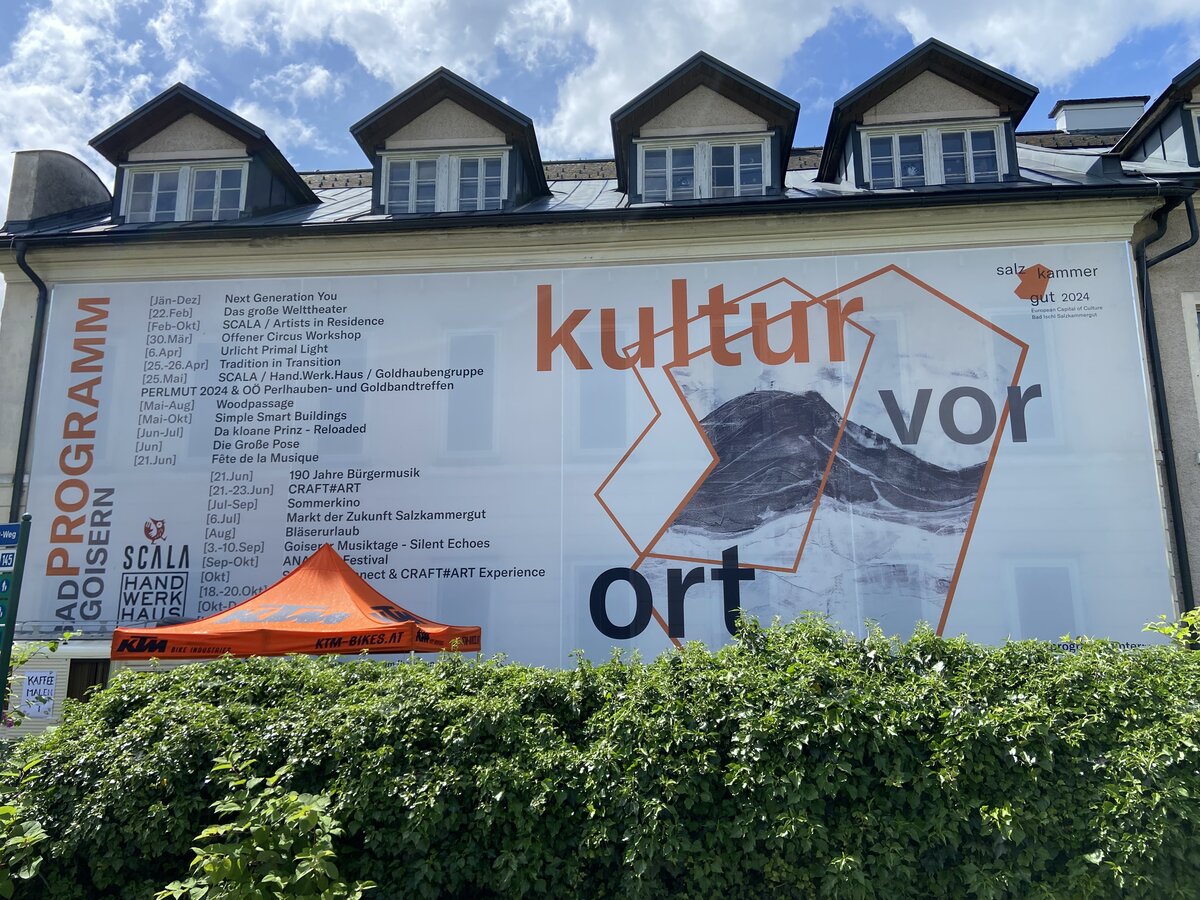 Bad-Goisern-ECoC-2024-Kulturprogramm-Banner | © FH Kufstein Tirol Banner, das das Kulturprogramm von Bad Goisern für die Europäische Kulturhauptstadt 2024 bewirbt, mit Veranstaltungsplan und dem Slogan “kultur vor ort”. | © FH Kufstein Tirol