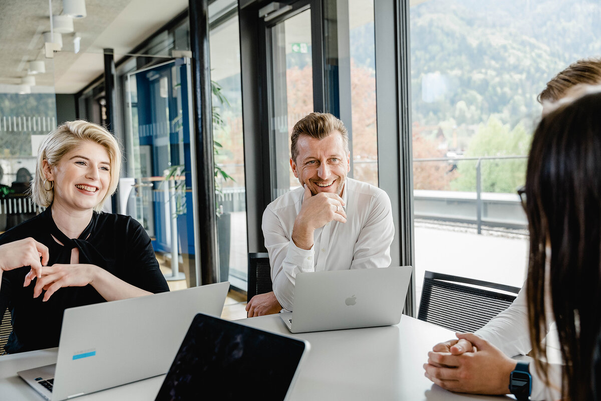 International-Business-School-FH-Kufstein-Tirol-General-Management-Program-Update | © FH Kufstein Tirol Mehrere Personen in freundlicher Atmosphäre in einem Besprechungszimmer an einem Besprechungstisch. | © FH Kufstein Tirol